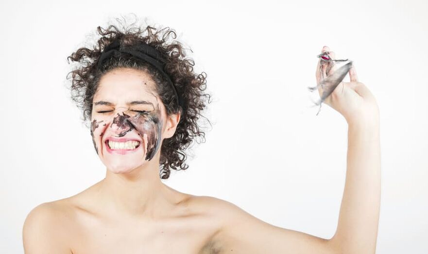 une femme effectue un traitement rajeunissant pour la peau du visage