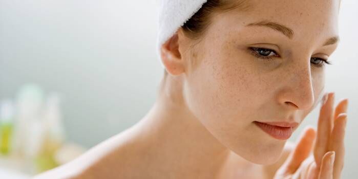 Utilisation régulière d'huiles essentielles pour hydrater la peau du visage